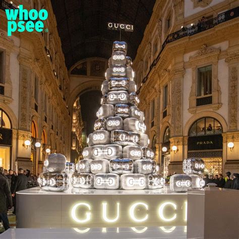 albero gucci acceso|Milano, acceso l'albero di Natale di Gucci .